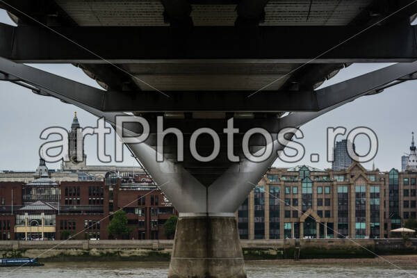 Muggles under Millennium Bridge – Harry Potter - artPhotos.ro