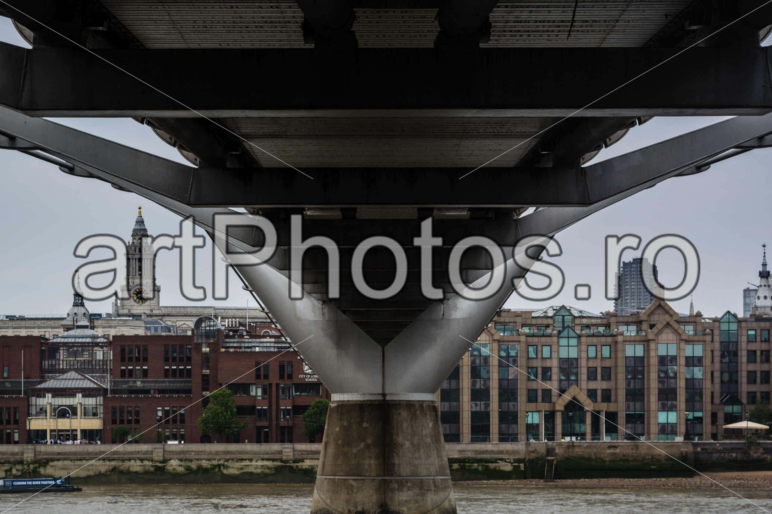 Muggles under Millennium Bridge – Harry Potter - artPhotos.ro Muggles under Millennium Bridge – Harry Potter - artPhotos.ro