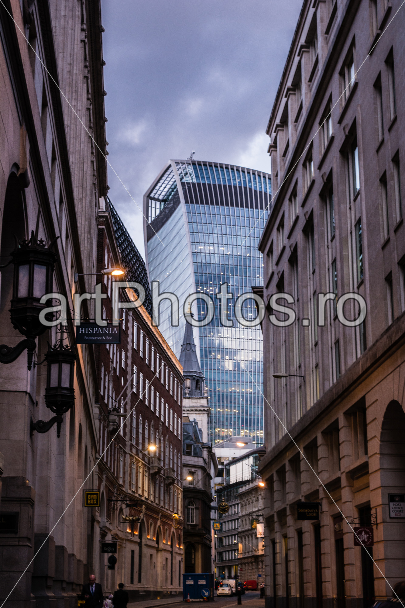 The Walkie-Talkie - artPhotos.ro The Walkie-Talkie - artPhotos.ro